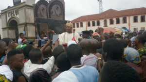 oluwo while addressing the protesters