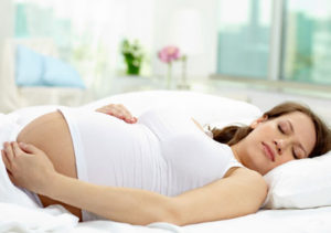 pregnat woman on the bed