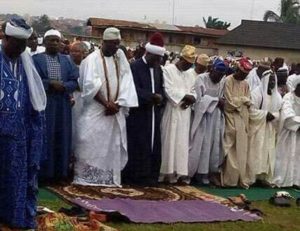 Ooni of Ife observing prayer with Muslims