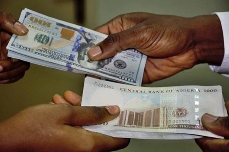 Nigerians React As Naira Crashes To N1k Per Dollar