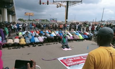 Osun #EndBadGovernance Protesters Observe Jumma'at Prayers On The Road