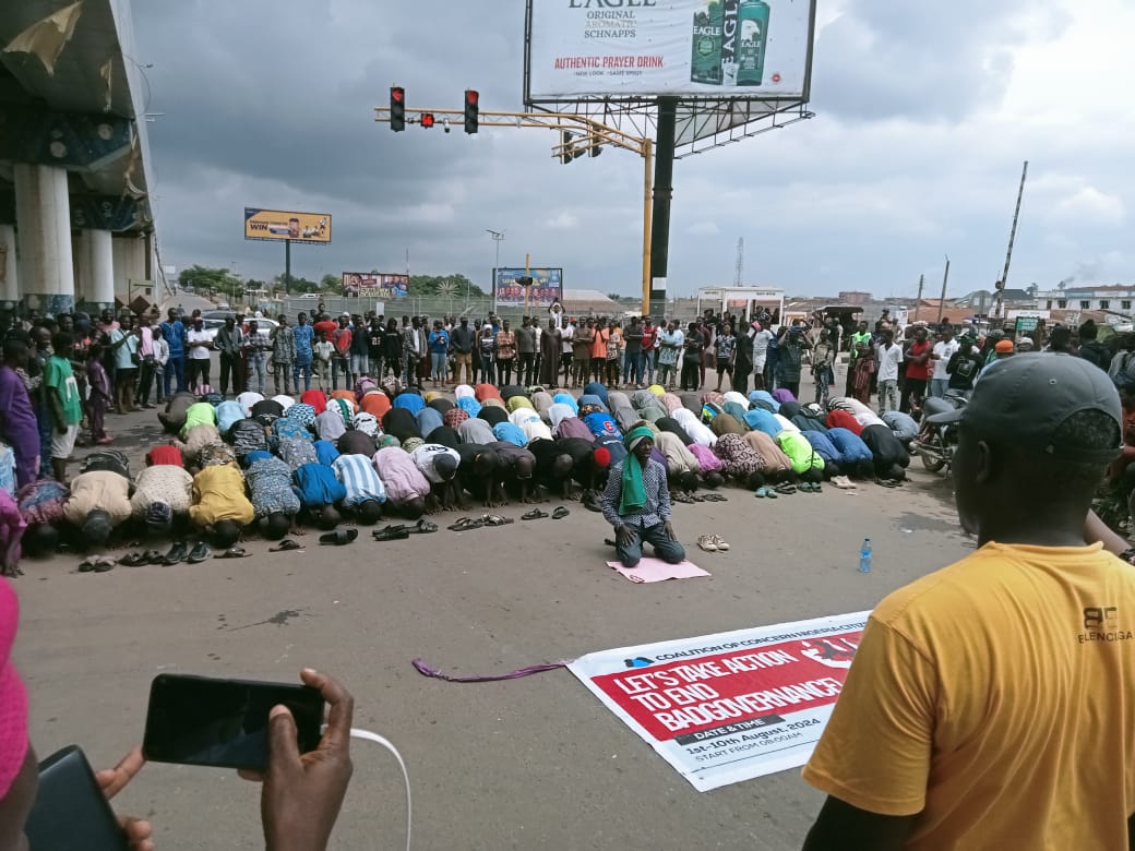 Osun #EndBadGovernance Protesters Observe Jumma'at Prayers On The Road