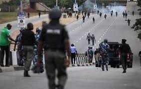 Chaos At Abuja-Keffi Road As Protesters Challenge Security Operatives