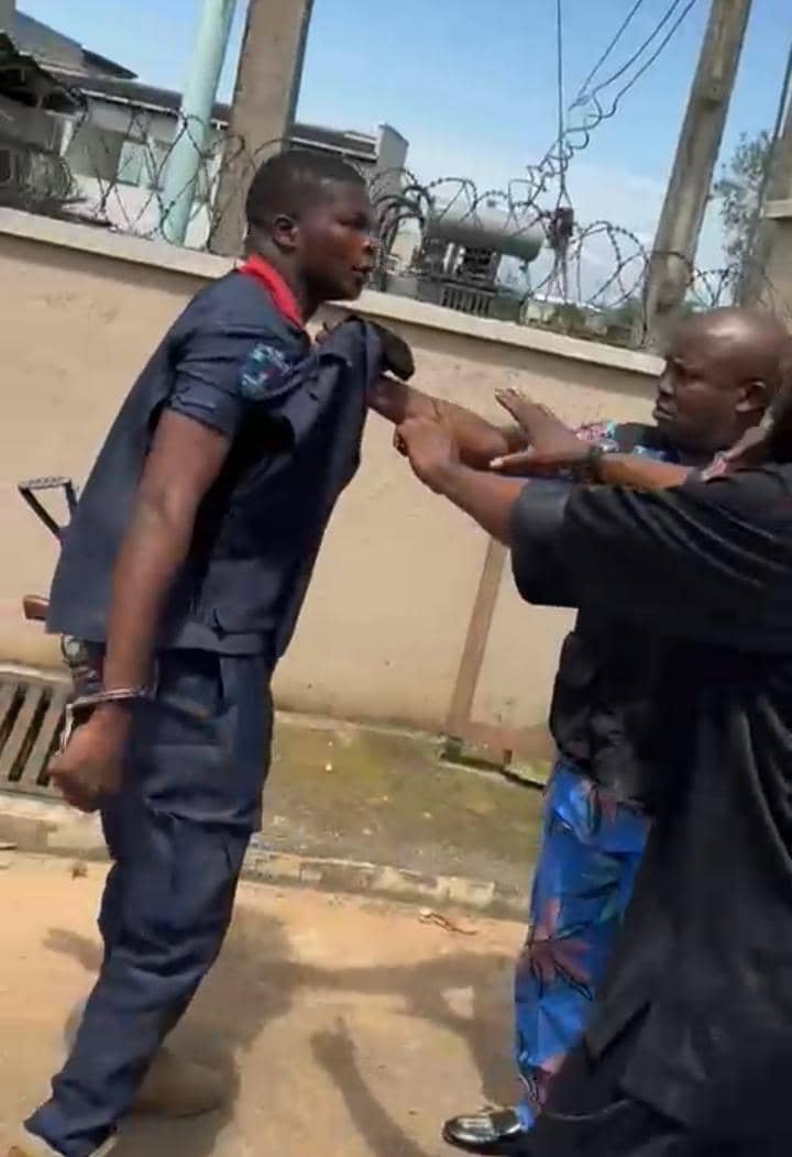 Video: Police Brutalise NSCDC Personnel On Duty In Osogbo