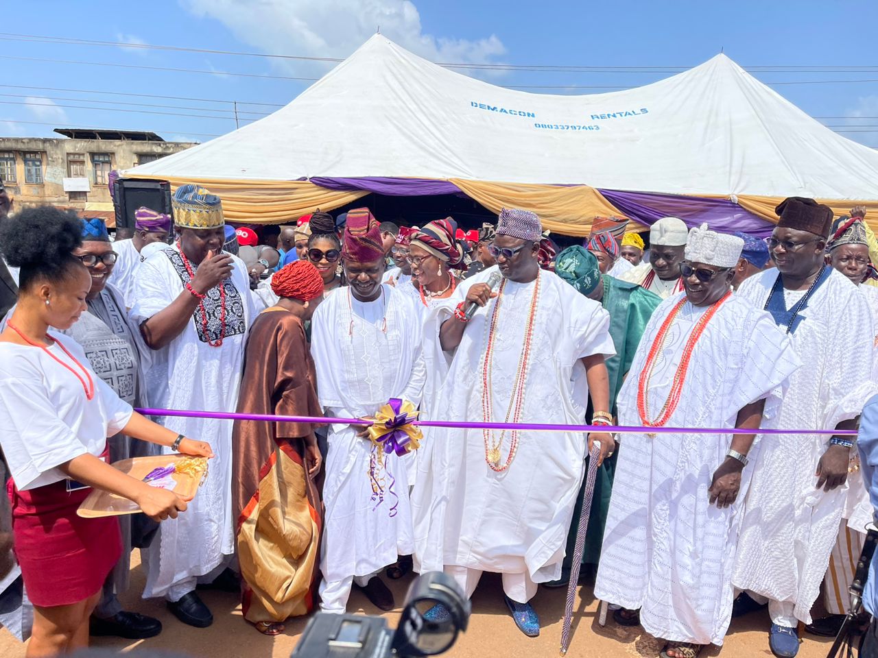 Ooni Inaugurates 10 Township Roads In Ile-Ife Constructed By Senator Omoworare