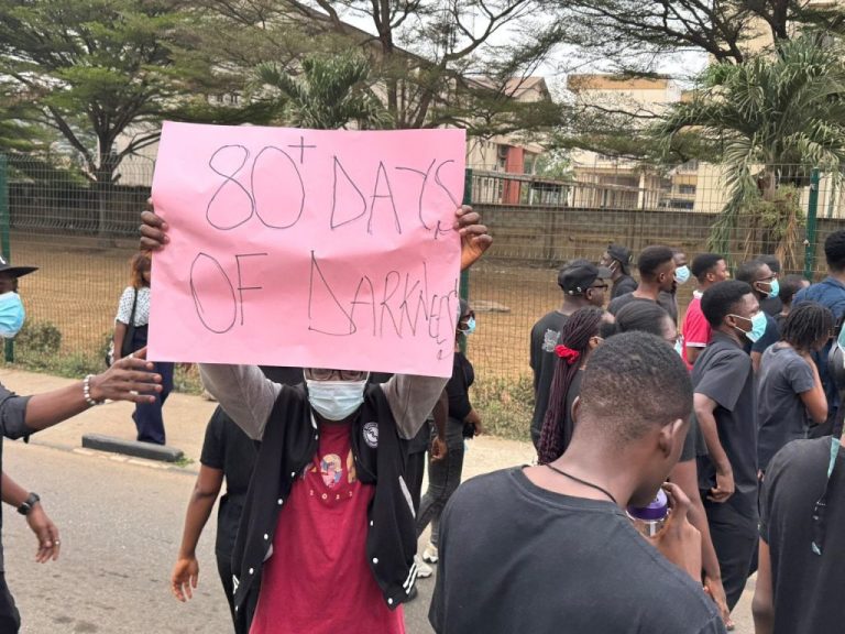 UI Students Protest Prolonged Power Outage At UCH