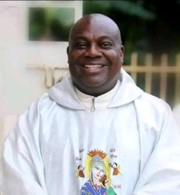 Catholic Priest Slumps, Dies While Delivering New Year Homily In Delta