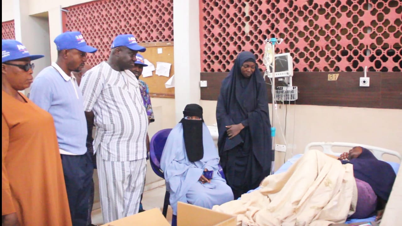 Olorunda LG Chairman, Kudayisi commiserates with victims of the rainstorm