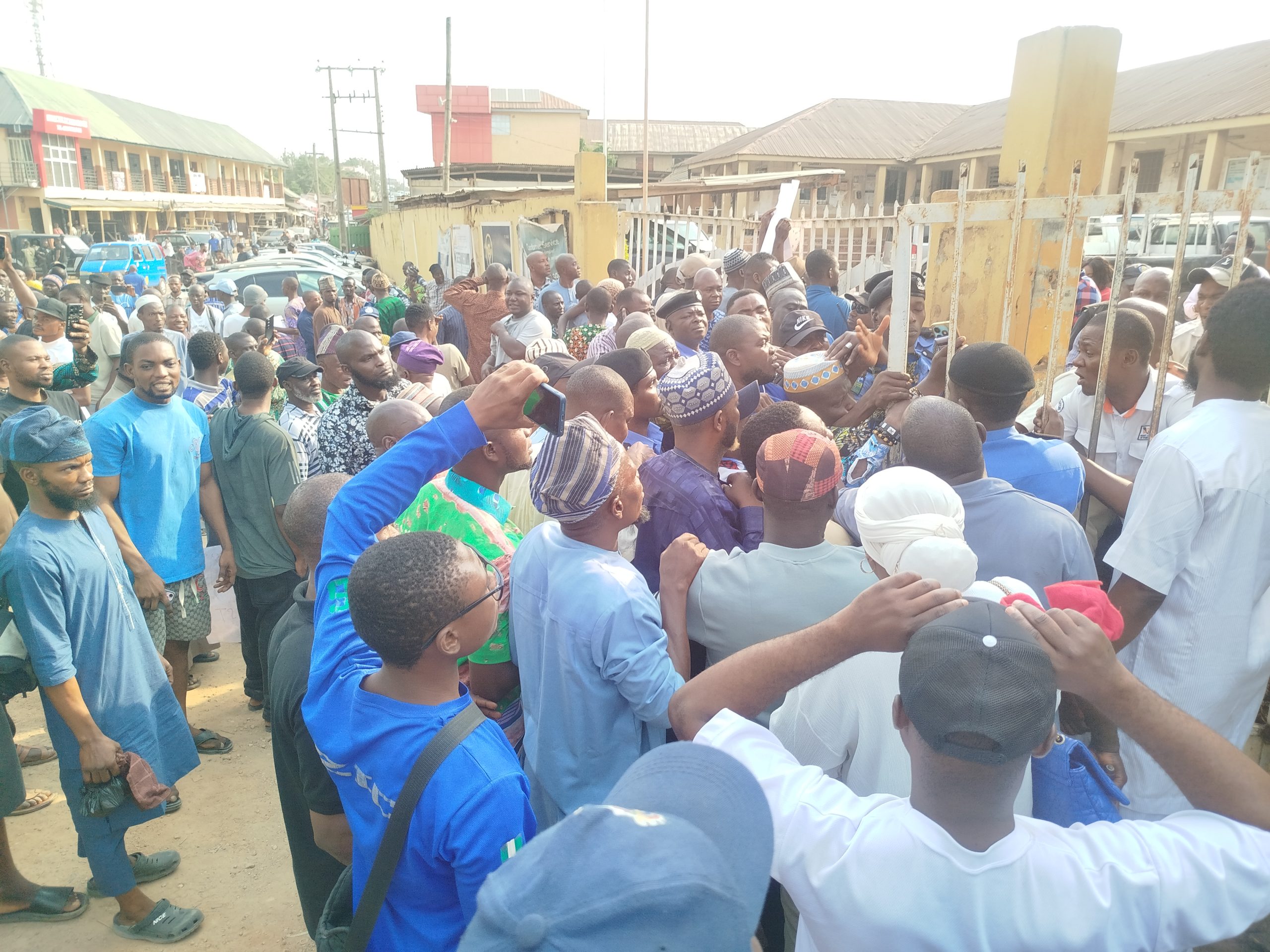 Osogbo communities protest epileptic power supply