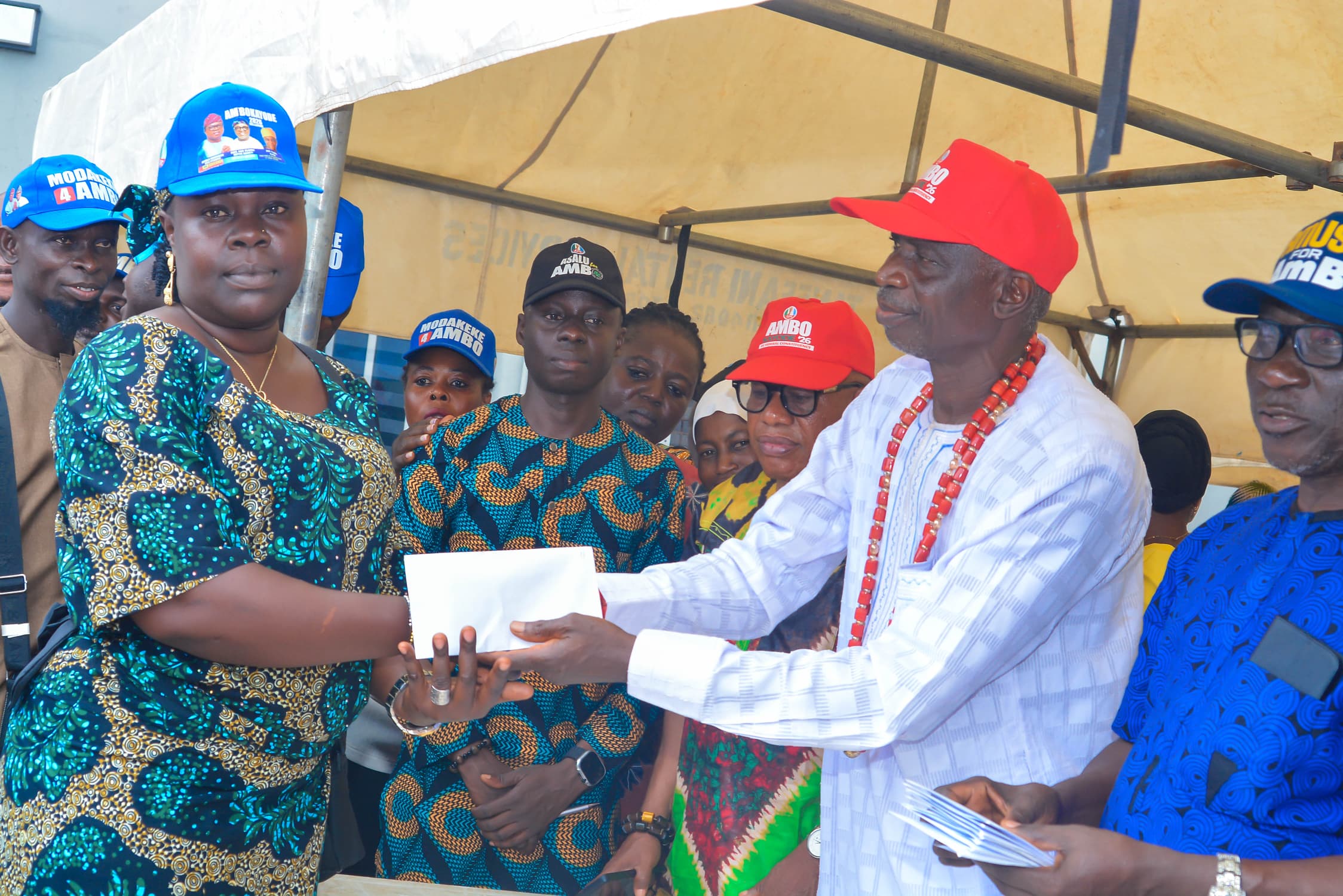 Modakeke APC Leader, Asalu, Distributes Cash, Food Palliatives To Over 3,000 Members, Rallies Support For Oyebamiji